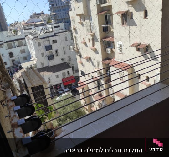 חוטי כביסה עם גלגלות על מרפסת